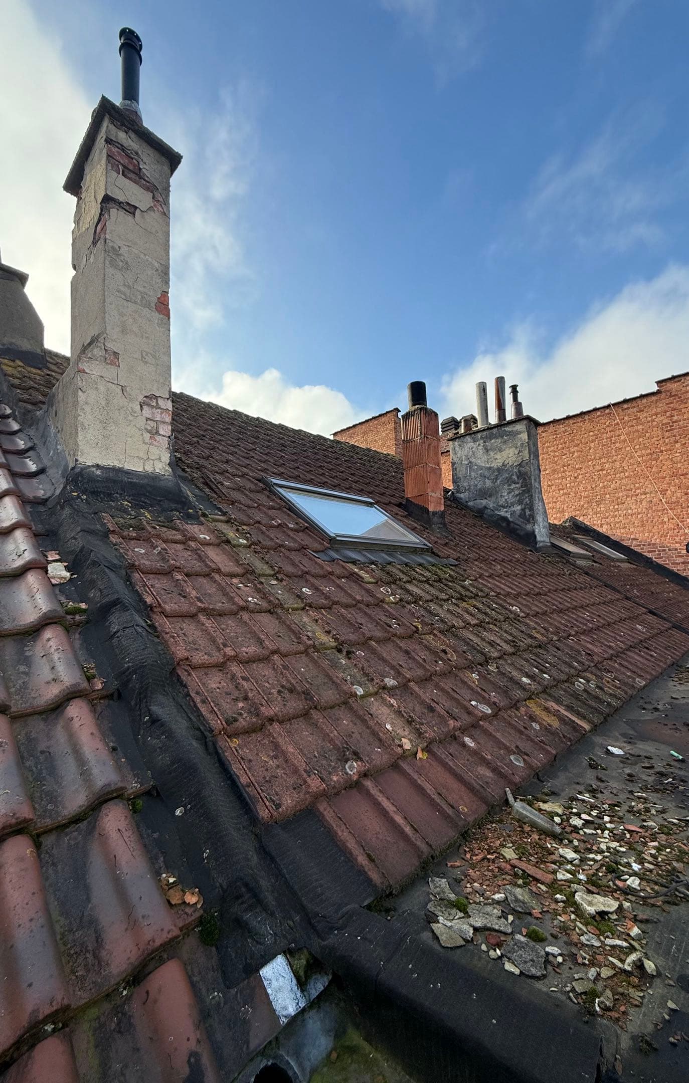 Toiture avant rénovation — tuiles usées et mousse à Bruxelles