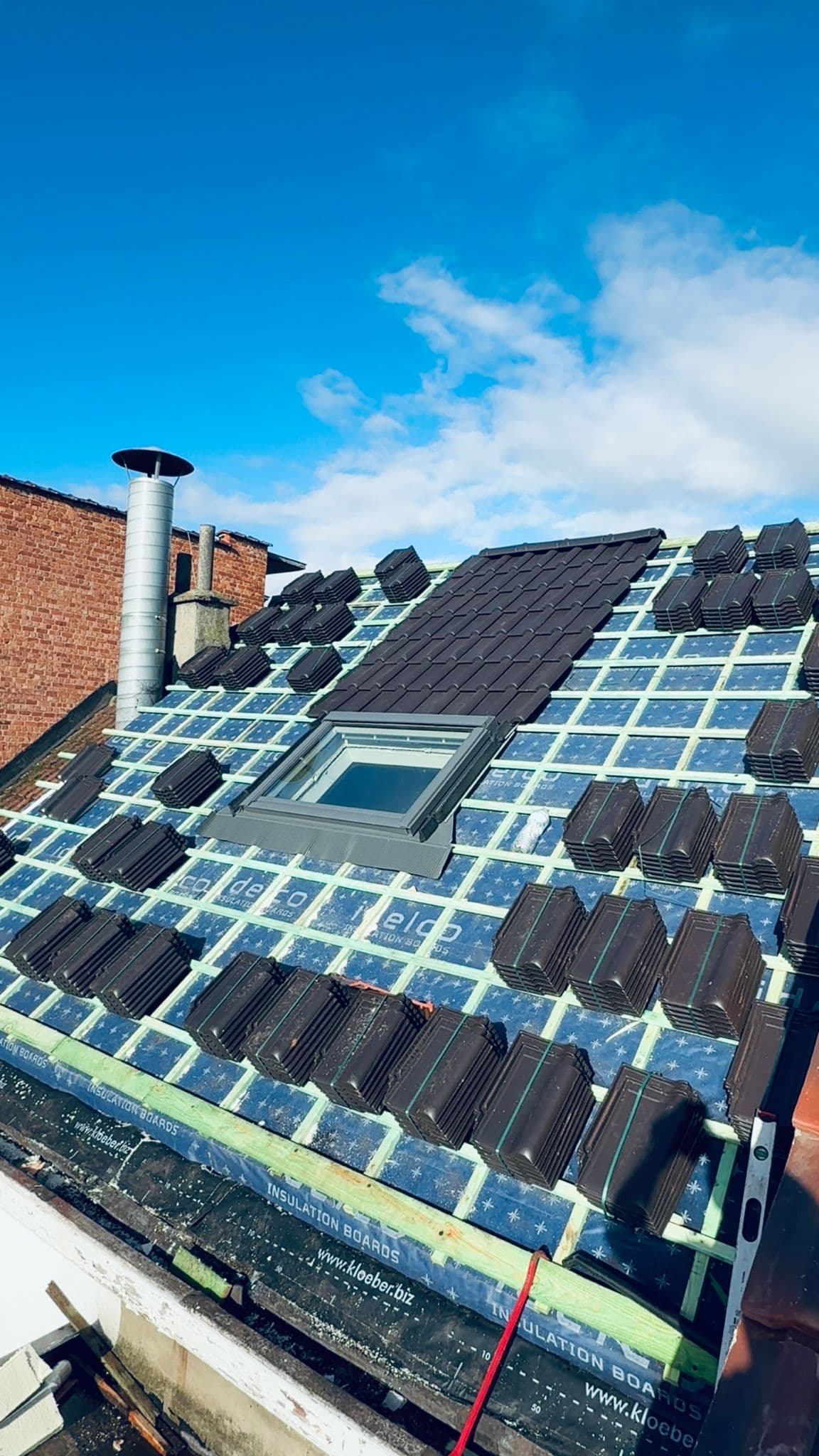 Chantier Elvis Toiture — pose d'isolation et tuiles neuves à Bruxelles