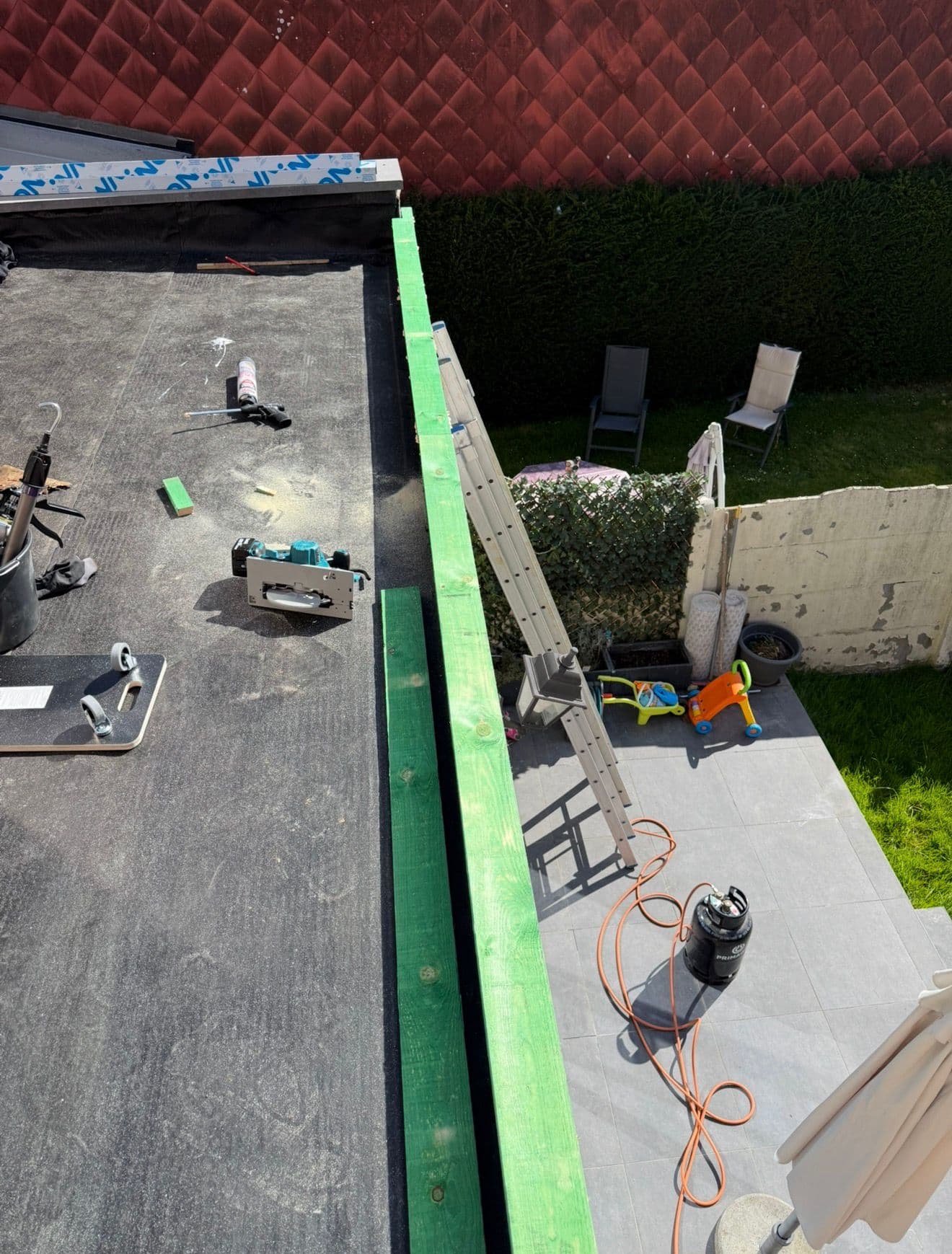 Zinguerie et finitions en cours sur toiture plate